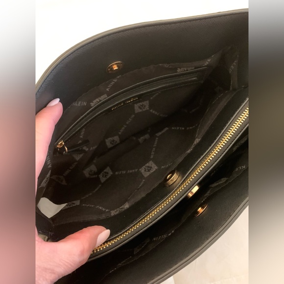 Anne Klein Black Shoulder Bag - Picture 9 of 13